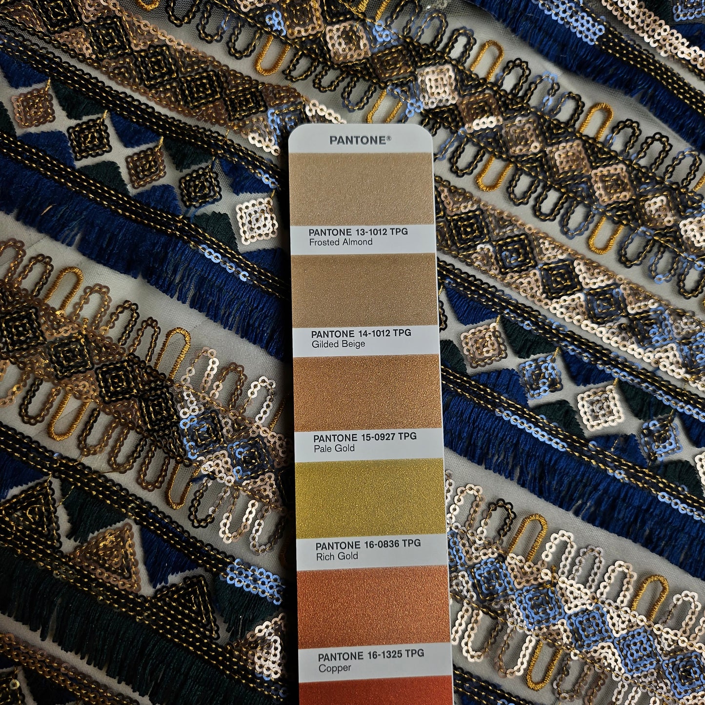 Bestickter Tüll · bestickt · Polyester, Baumwolle, Pailetten · Geometrisch · Blautöne · 140 cm · Meterware
