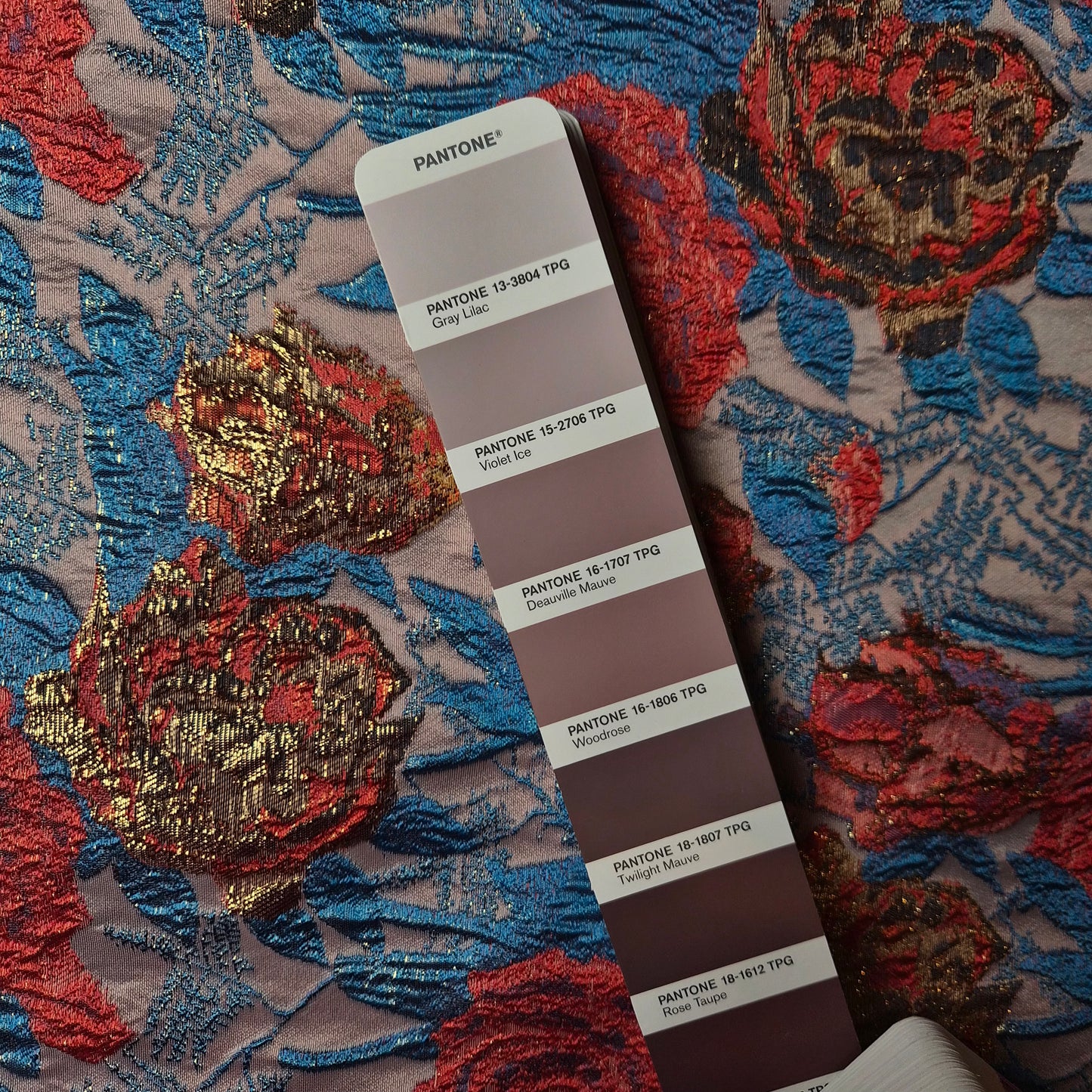 Jacquard · Seide, Polyester · Blumenmuster · Farbe: blau und rot · 145 cm · 130 g/m² · Meterware