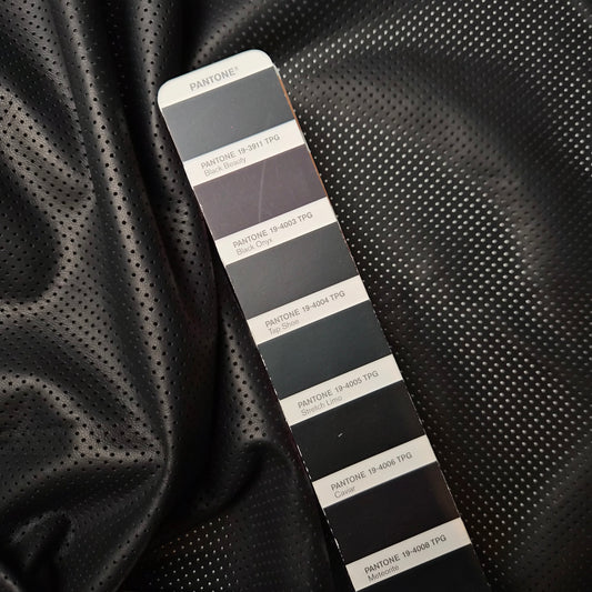 Einzelstück · Ziegenvelours · Lasergeschnittenes Lochmuster · Leder · Geometrisch · Pantone Caviar · DIN A2