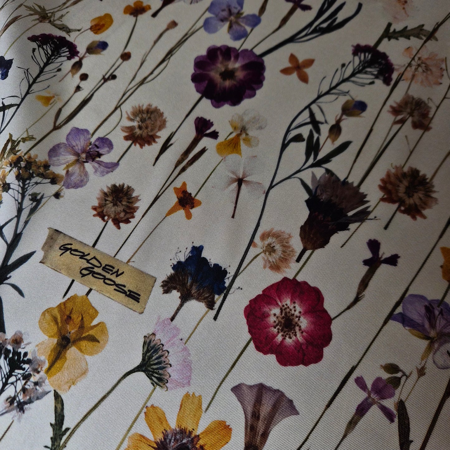 Twill, Seide Basisfarbe Solitary Star Muster Blumen und Logo Golden Goose / 150 cm breit / M6X5X34 110 g/m²