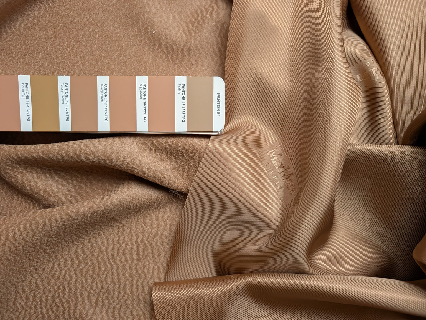 Kombipaket · Mantelstoff · Kaschmir · Pantone Praline · Stoff 350×150 cm + Viskosefutter 300×150 cm · 690 g/m²