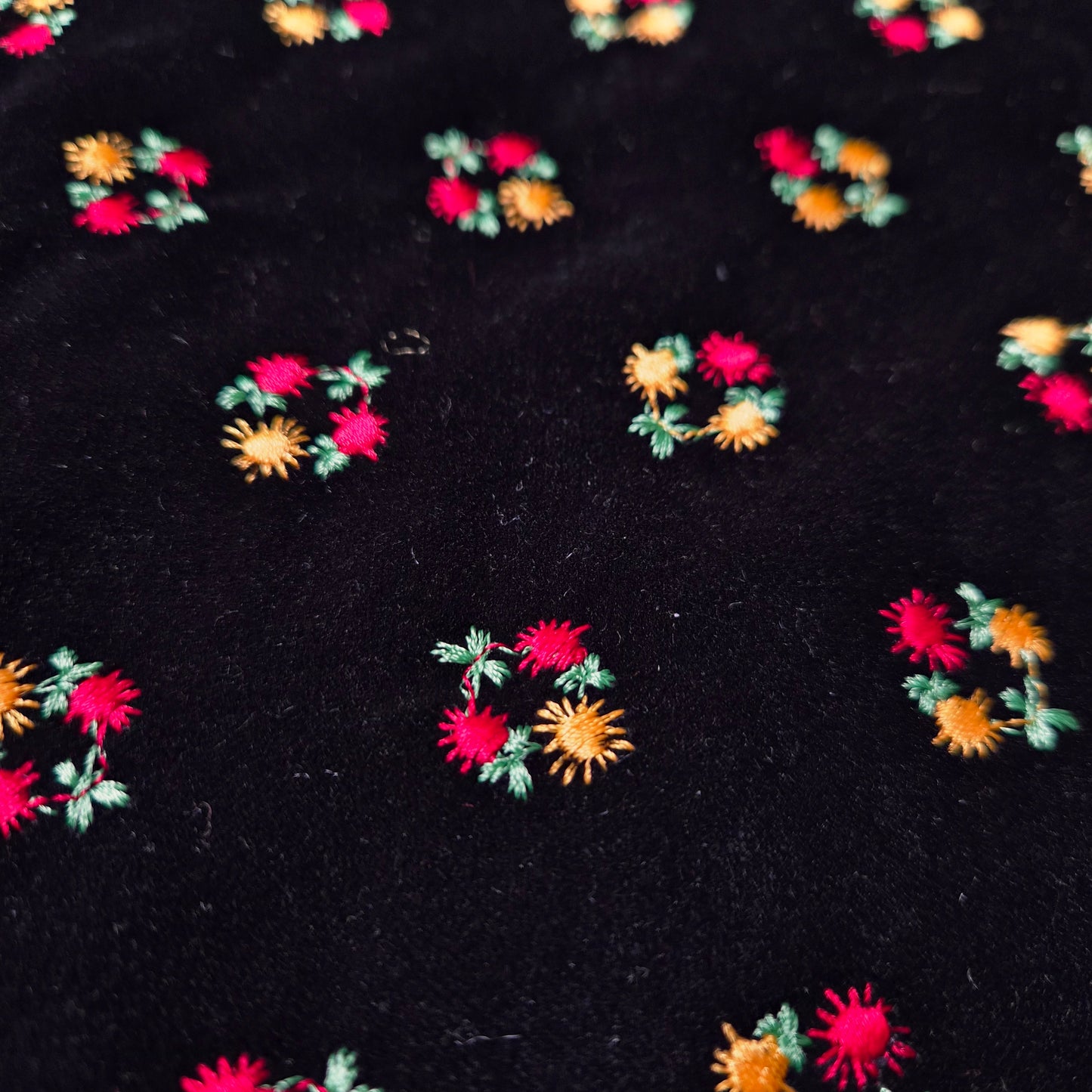Samt · Bestickt · Viskose, Polyester · Blumen · Schwarz, Rot- und Gelbtöne · 145 cm · Meterware