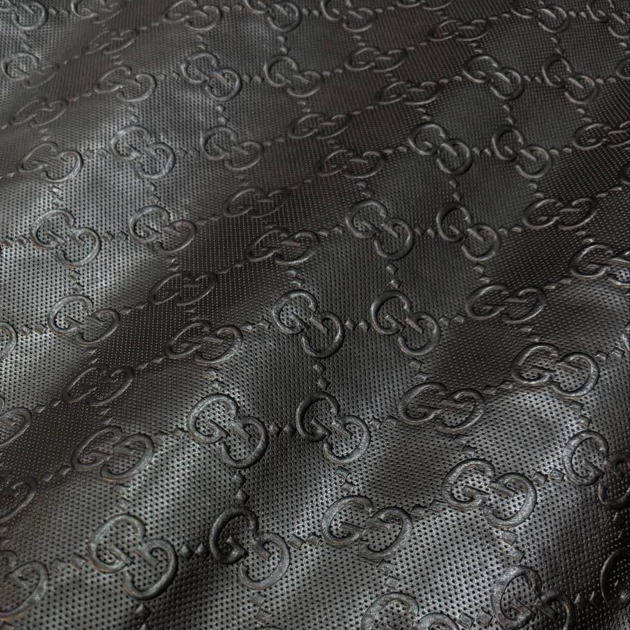 Einzelstück · Rindsleder · Geprägt & beschichtet · Leder · Logo · Schwarz · 25×130 cm