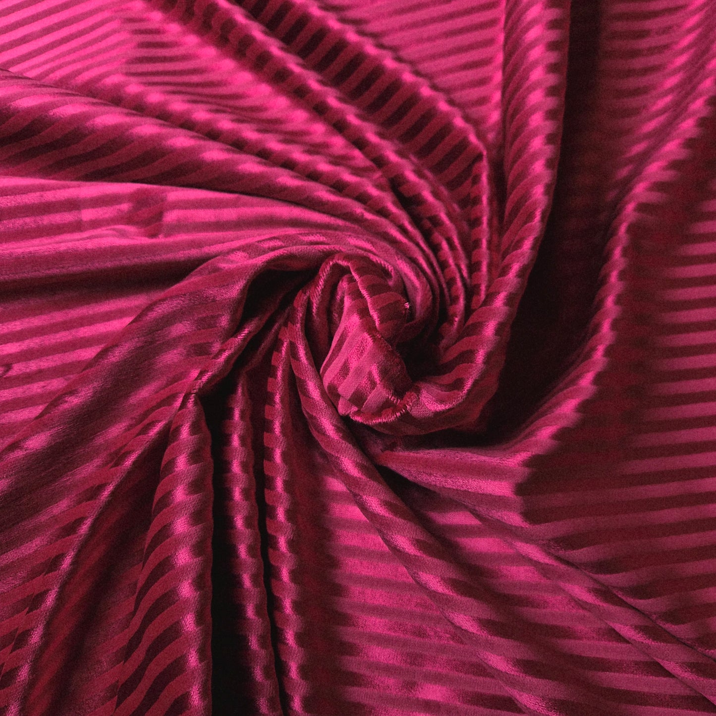 Samt · Baumwolle 64%, Viskose 36% · Gestreift · Pantone Beetroot Purple · 145 cm · 450 g/m² · Meterware