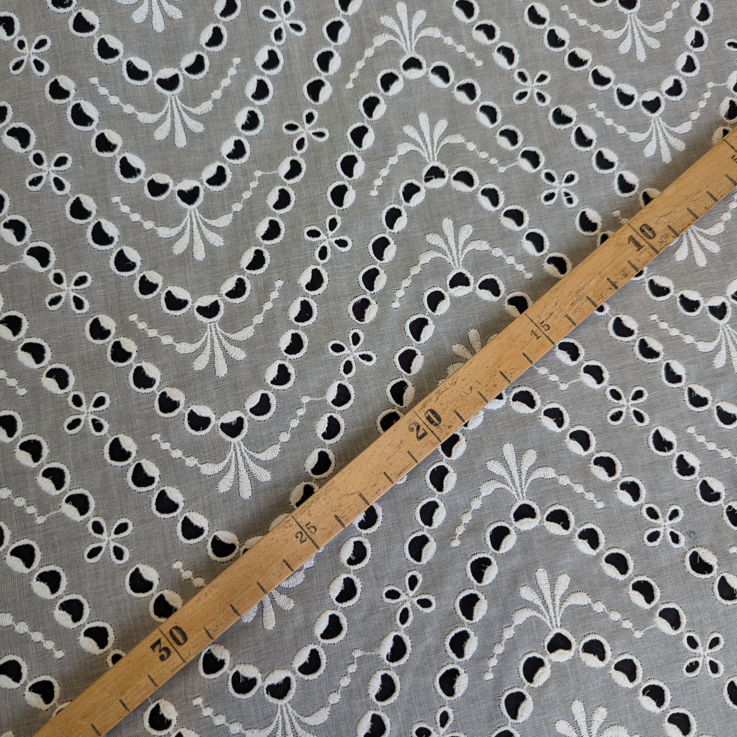 Spitze, Pantone Brilliant White · 114 cm 110g/m2
