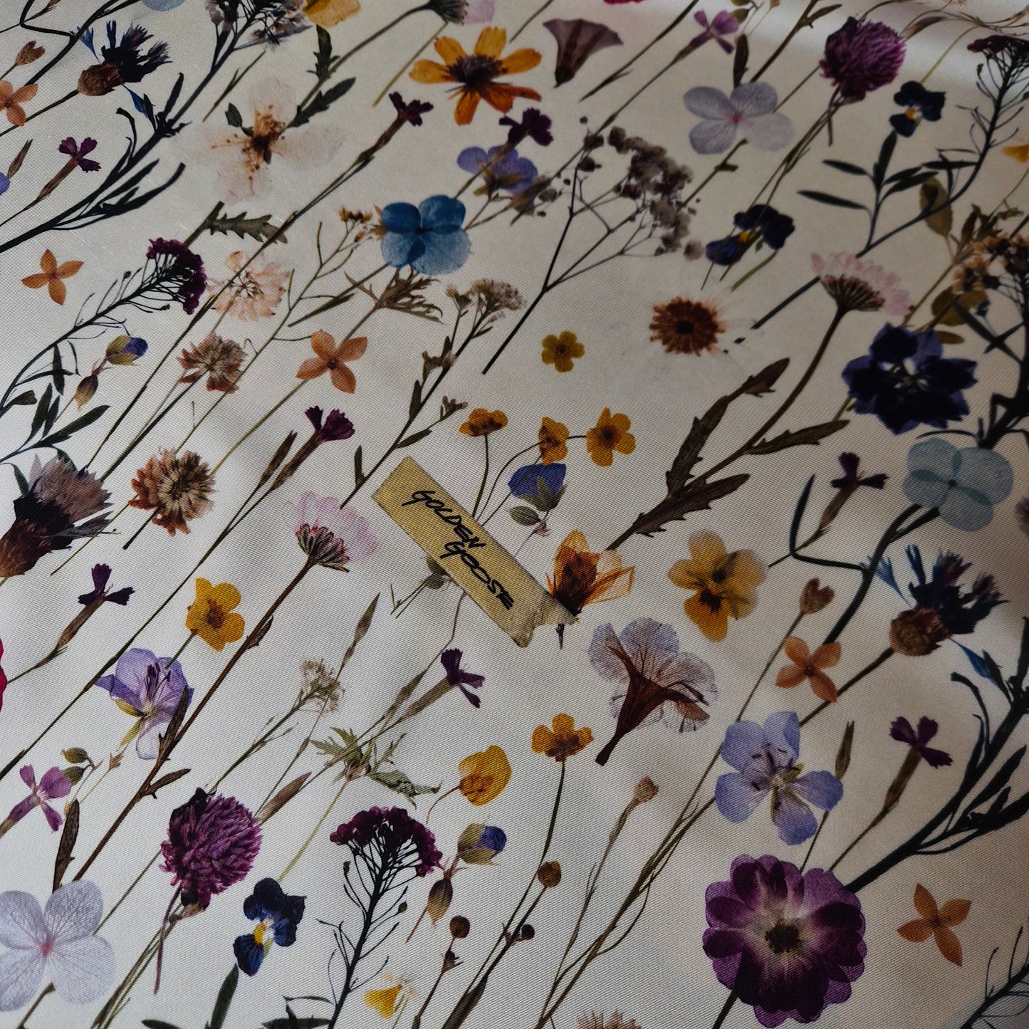 Twill, Seide Basisfarbe Solitary Star Muster Blumen und Logo Golden Goose / 150 cm breit / M6X5X34 110 g/m²