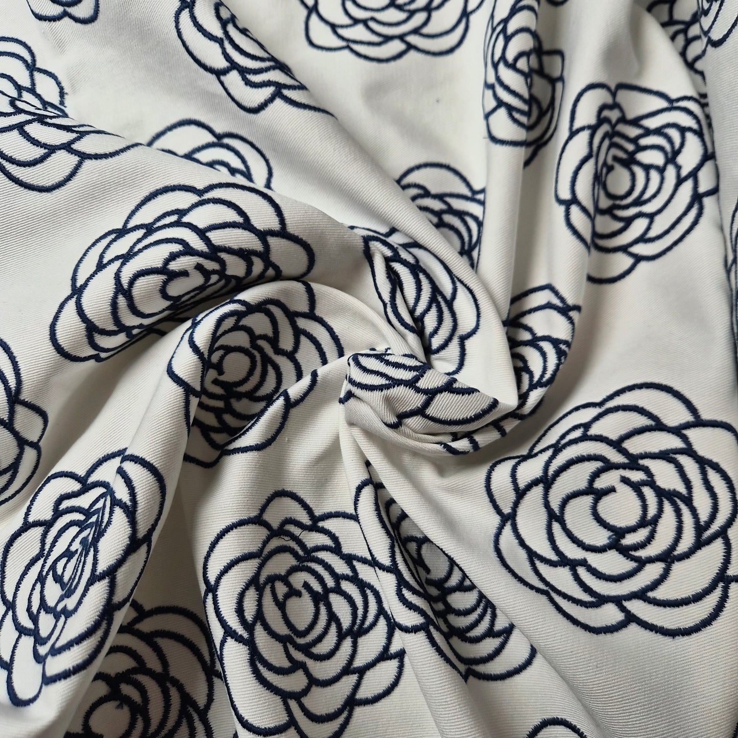 Denim · bestickt · Baumwolle · Floral · Farbe: weiß blautöne · 150 cm · 300 g/m² · Meterware