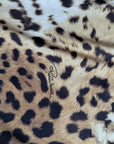 Deadstock Lycra, C*avalli – Leoprint Mit Logo (Breite 140 cm) (M1X4X5) Deadstock Lycra von C*avalli in ikonischem Leoprint mit Logo, perfekte Meterware für kreative Projekte, Breite 140 cm, Lagercode M1X4X5, exklusiver Stoff für Mode und Design,