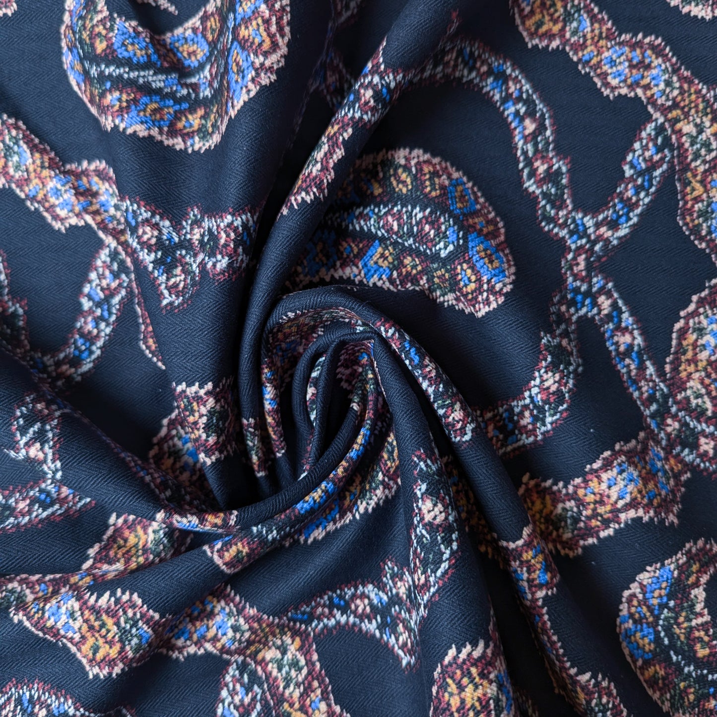 Etr* Designerstoff – Deadstock Baumwoll-Denim Dunkelblau mit Paisley-Jacquard | 150 cm | M5X5X12