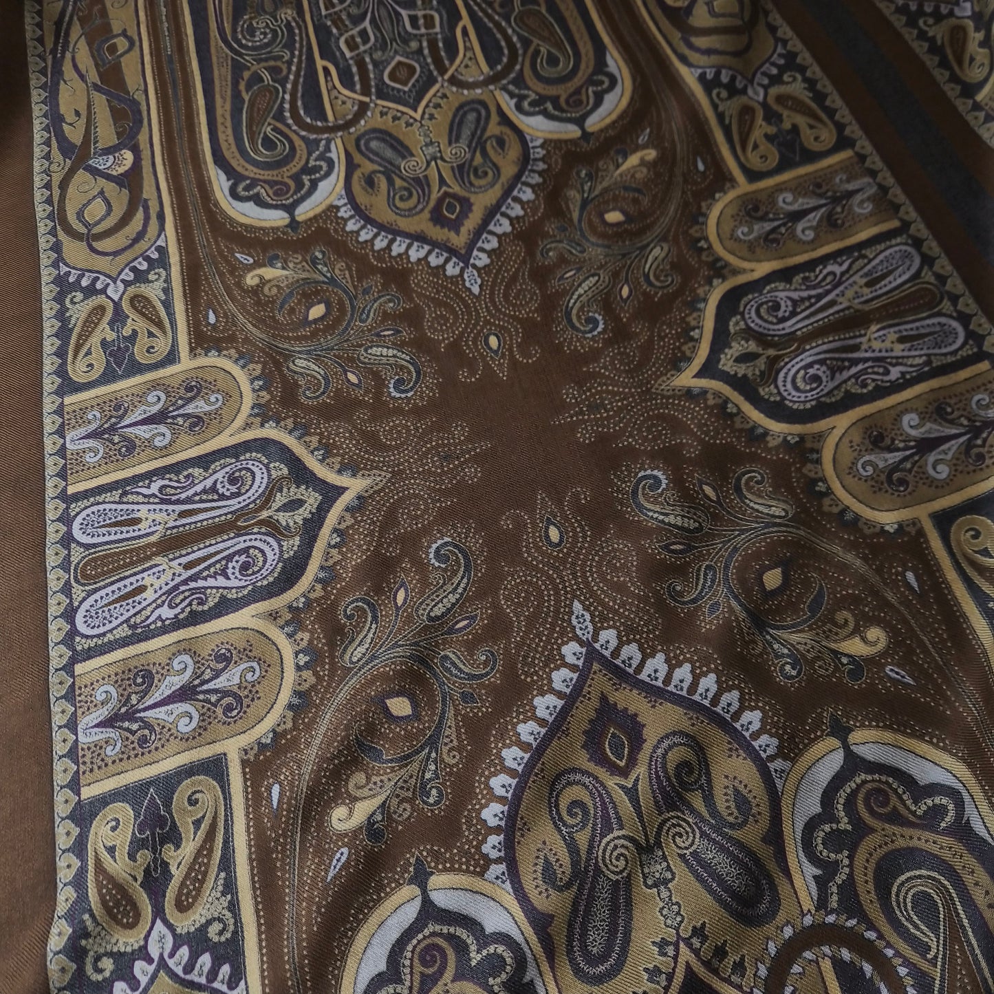 Panel · Schalpanel · Wolle, Seide · Paisley · Pantone Rawhide · ca. 40×140 cm