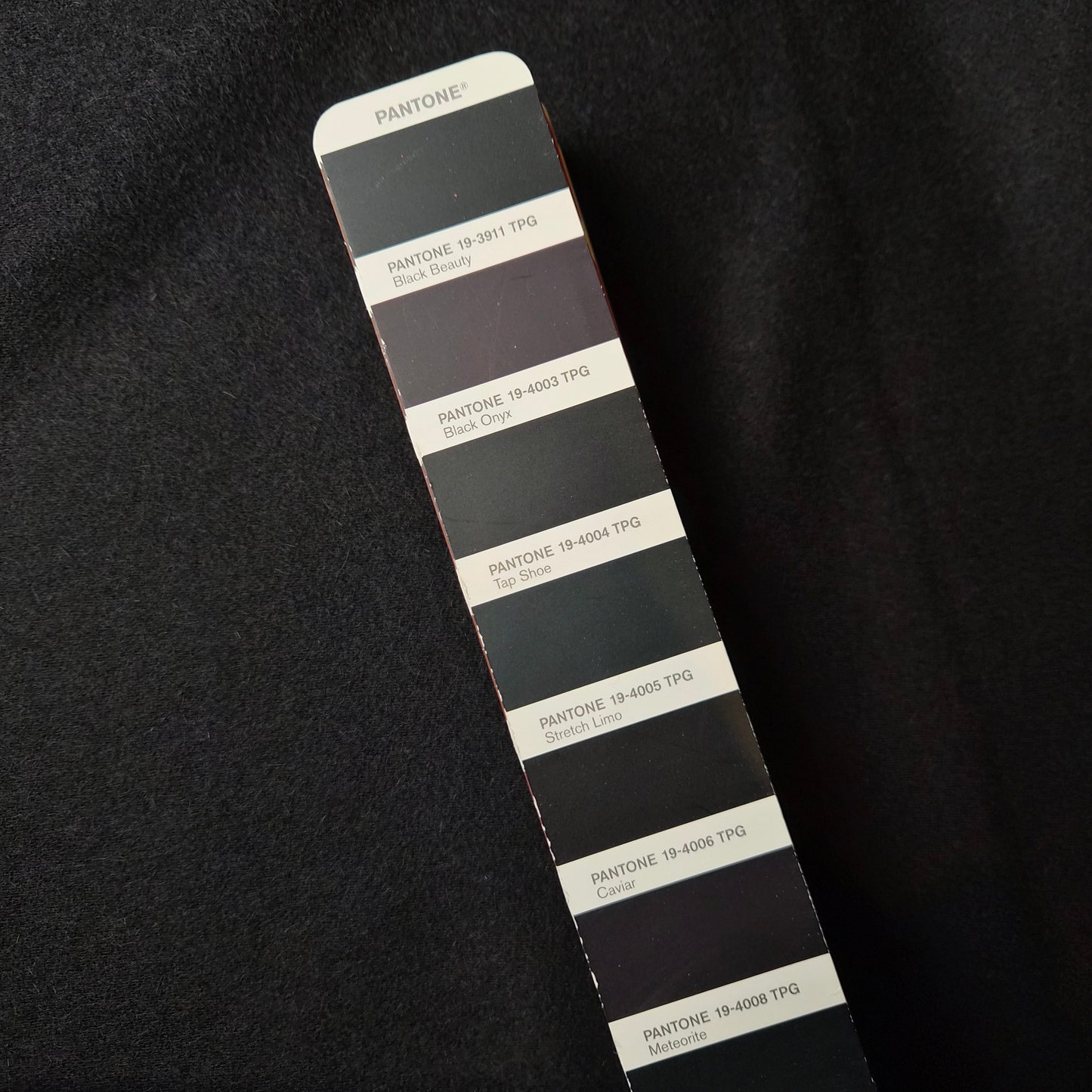 Mantelstoff · Fuzzy · Alpaka 70%, Wolle 30% · Pantone Caviar · 155 cm · 420 g/m² · Meterware