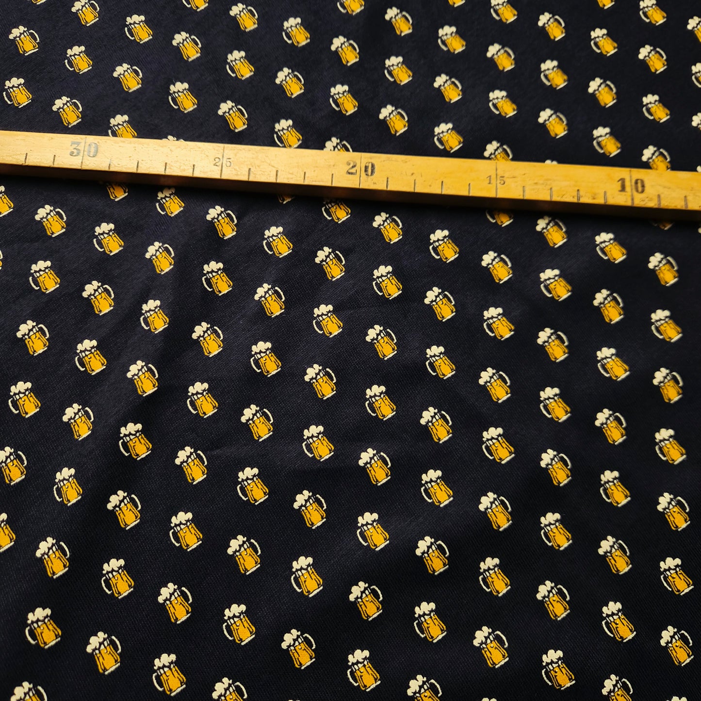 Jersey · Baumwolle, Elasthan · Mit Bierprint · Farbe: Dunkelblau- und Gelbtöne · 140 cm · Meterware