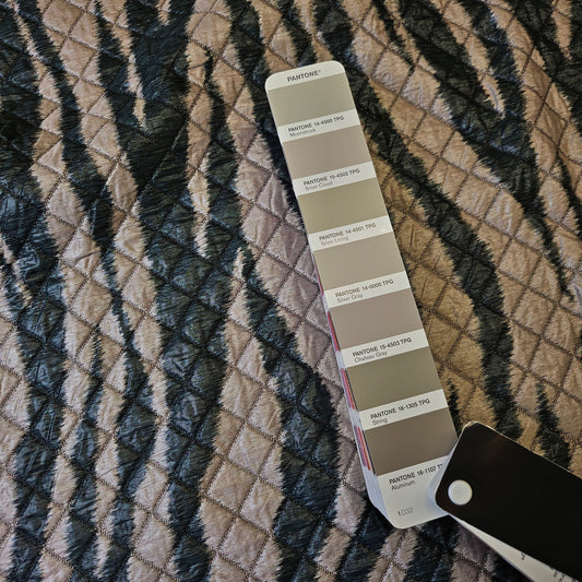 Polyester, Steppstoff, Pantone Chateau Gray · 145 cm