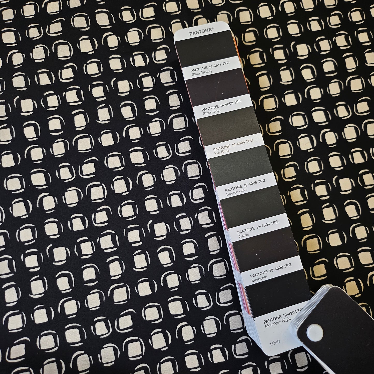 Schwere Poplin · Baumwolle · Geometrisches Muster · Farbe: Schwarz- und Naturweißtöne · 150 cm · 110 g/m² · Meterware