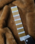 D&G Designerstoff – Deadstock Fake Fur in Basisfarbe Pantone Bone Brown | 140 cm | M3X1X10
