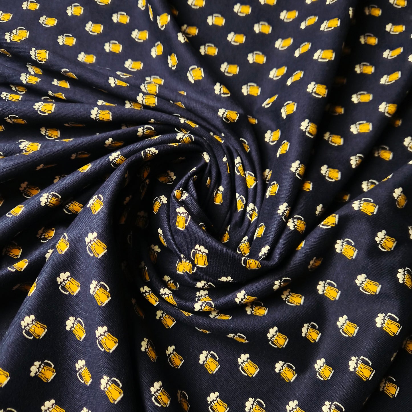 Jersey · Baumwolle, Elasthan · Mit Bierprint · Farbe: Dunkelblau- und Gelbtöne · 140 cm · Meterware