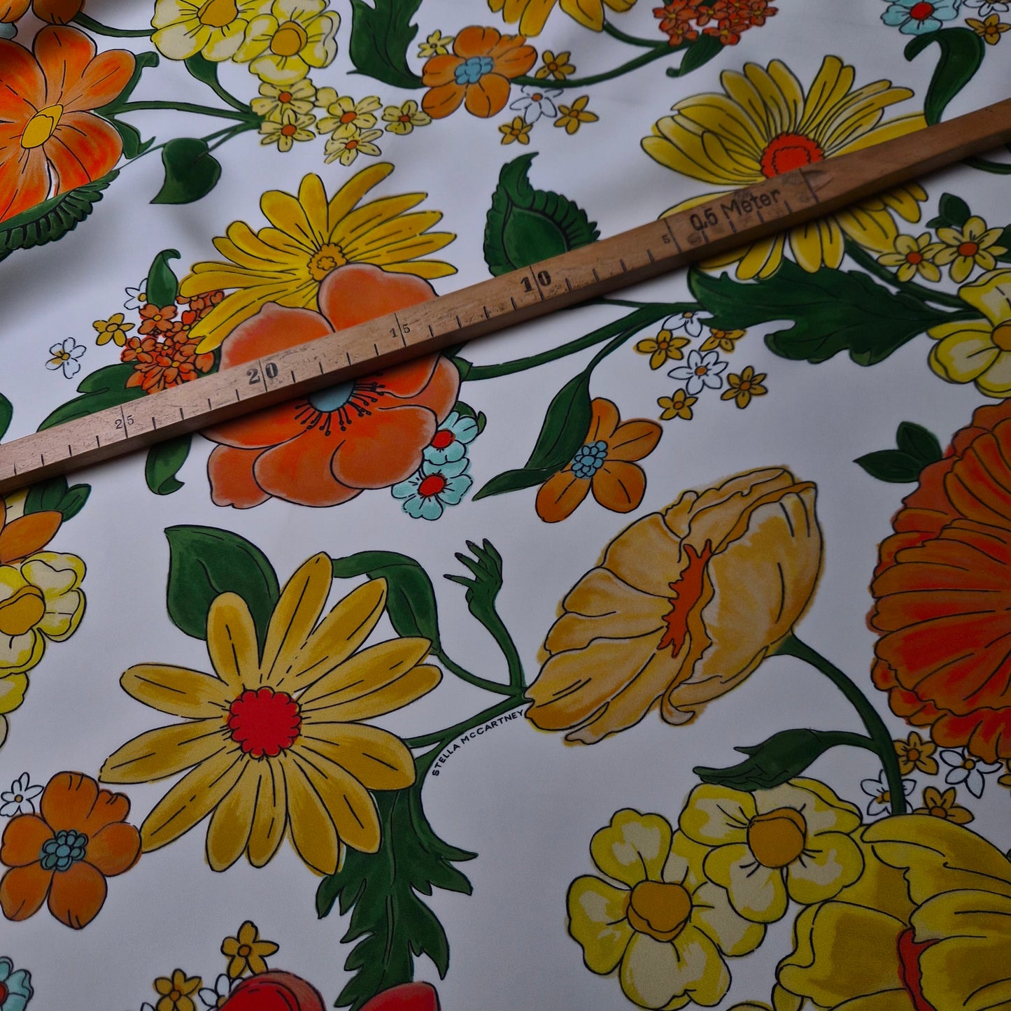 Crêpe · Viskose · Floral · Weiß und Orangetöne · 140 cm · 110 g/m² · Meterware