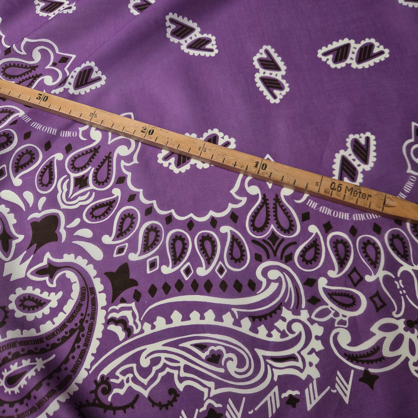 Popline Baumwolle Bandana Muster Pantone Dewberry Panel 90 cm x 140 cm
