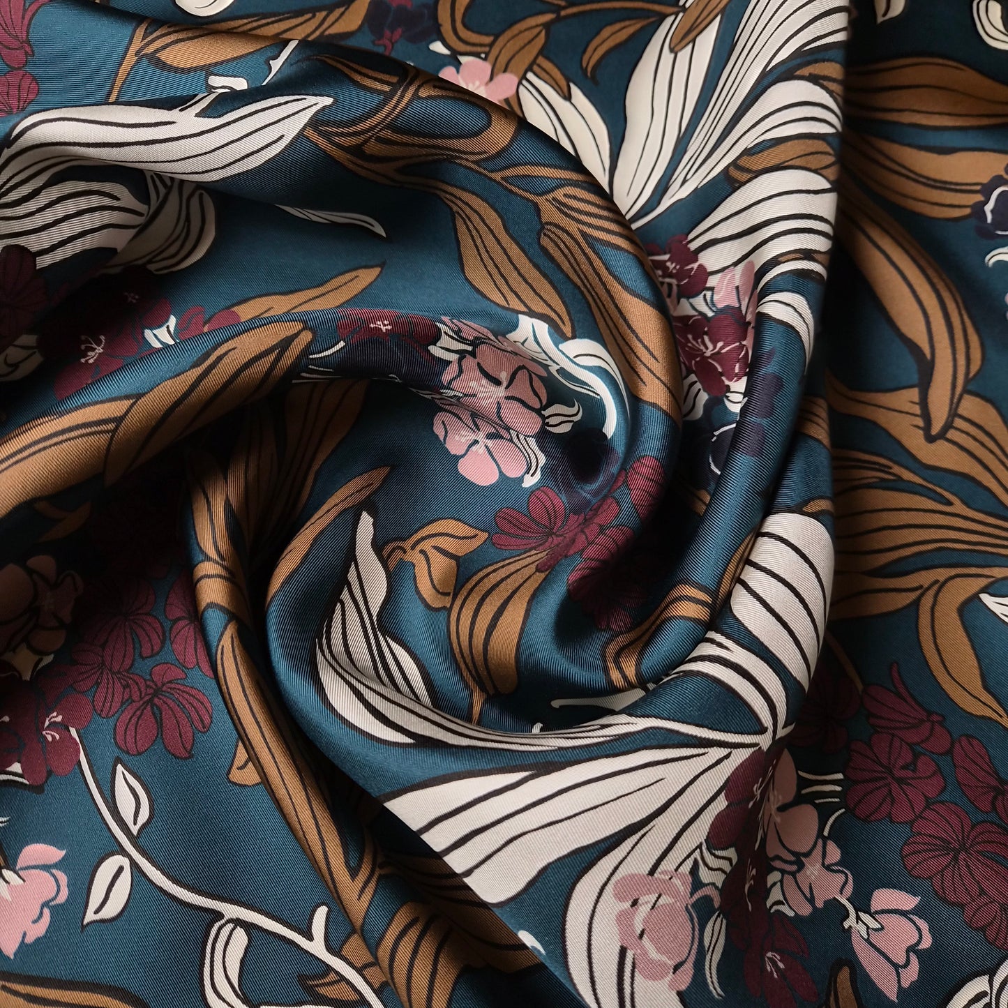 Meterware · Seide · Blumen · Pantone Deep Dive · 140 cm · 70 g/m²