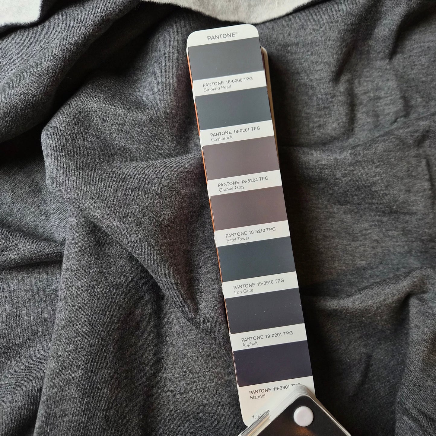 Webware, Wolle, Baumwolle, Kaschmir, Pantone Castlerock · 195×160 cm