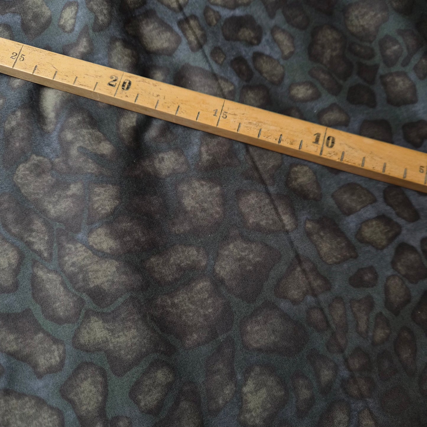 Meterware · Poplin · Baumwolle · Animal · Anthrazit und Brauntöne · 145 cm · 100 g/m²