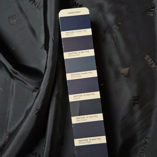 Meterware · Futterstoff · Viskose · Logo · Pantone Total Eclipse · 145 cm · 90 g/m²