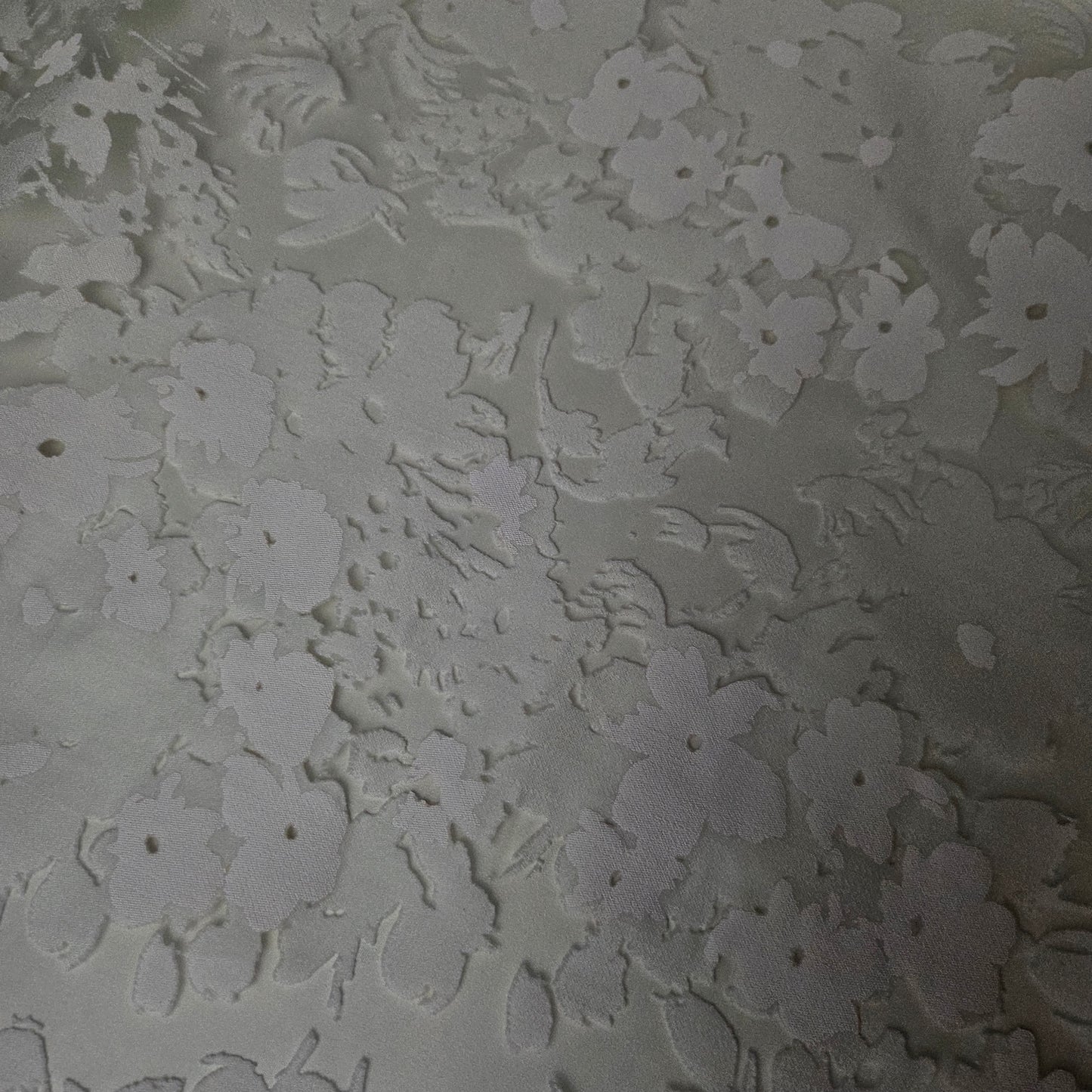 Jacquard · Fil Coupé · Baumwolle, Polyester · Blumenmuster · Pantone Lucent White · 140 cm · 120 g/m² · Meterware
