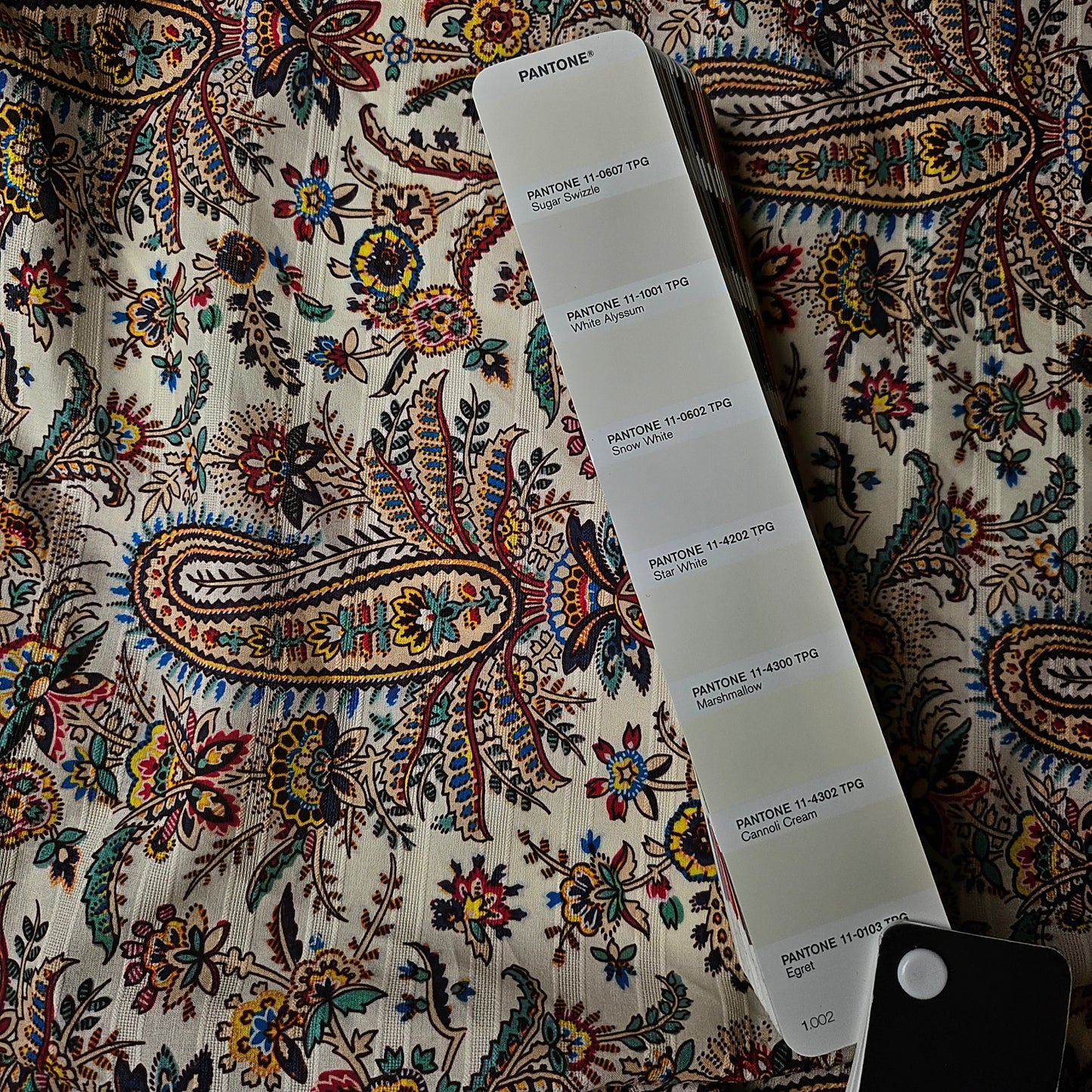 Einzelstück · Poplin · Eingewebte Streifen · Baumwolle · Paisley · Pantone Sugar Swizzle · 260×150 cm · 100 g/m²