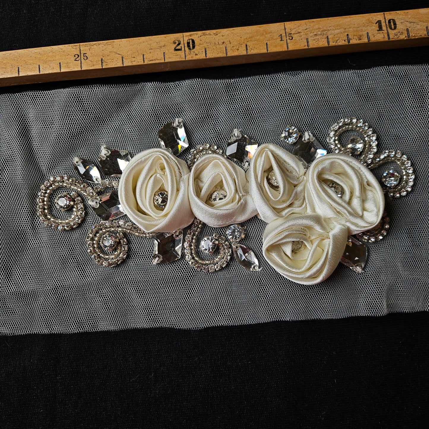 Tüll, Elfenbein Rosendekor Strass · 9×19 cm