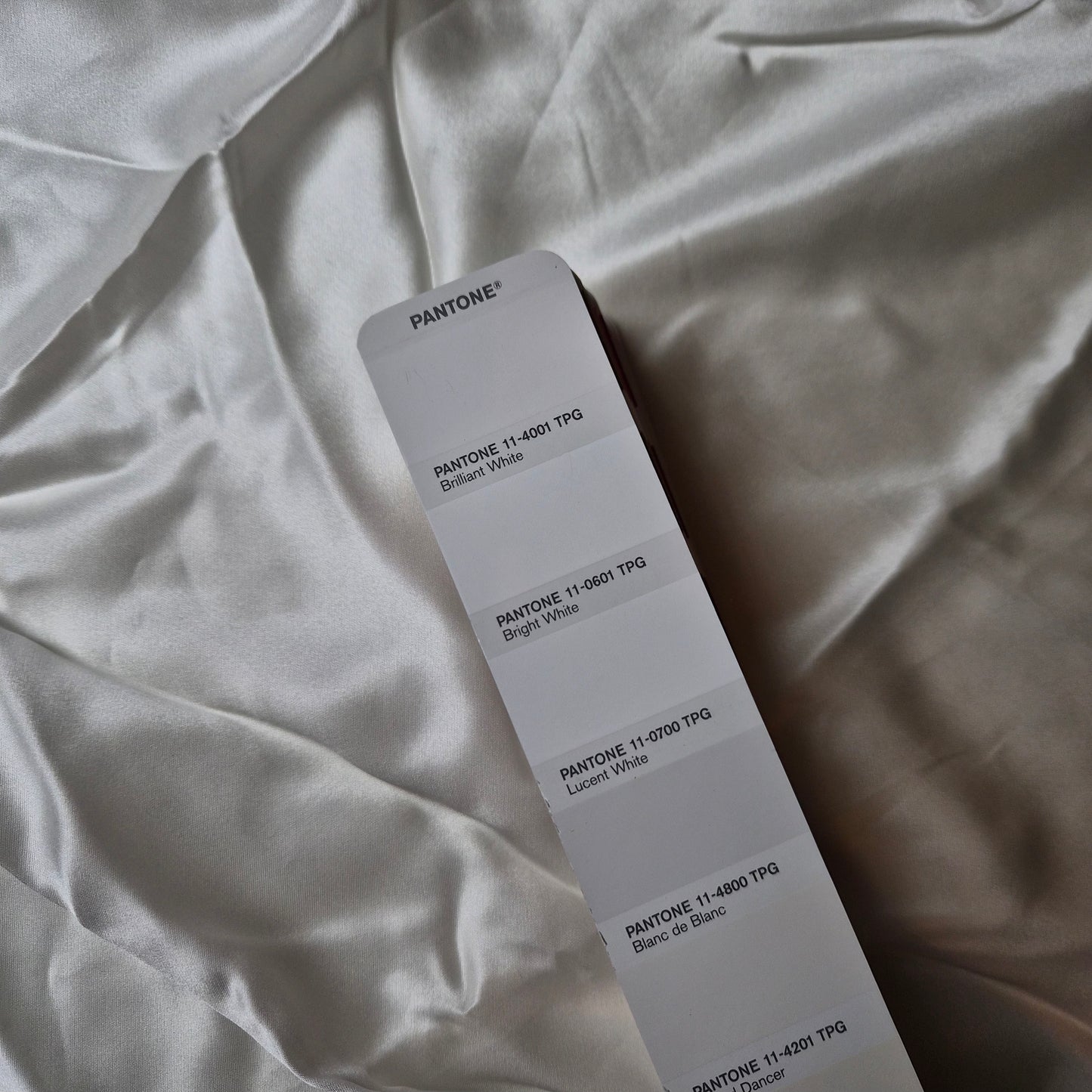 Seide, Satin, Pantone Brilliant White · 70×100 cm