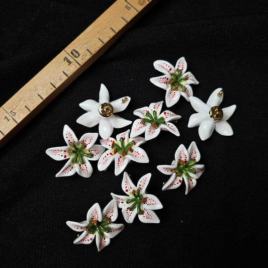 White D&G plastic flower patches with red dots, green centers, and gold accents, 3x3 cm.