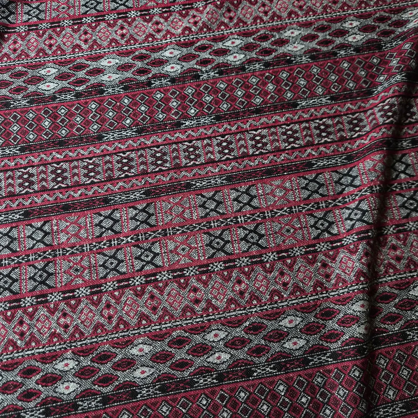 Feinstrick · Stretch · Baumwolle · Geometrisch · Pantone Cordovan, Rot- und Grautöne · 140 cm · 230 g/m² · Meterware