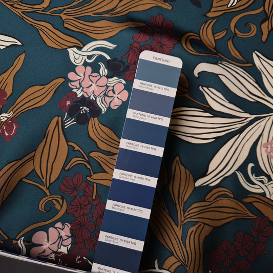 Meterware · Seide · Blumen · Pantone Deep Dive · 140 cm · 70 g/m²