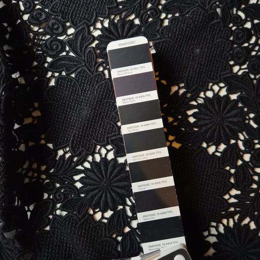Einzelstück · Spitze · Schwere Qualität · Wolle · Floral · Pantone Stretch Limo · 200×125 cm · 540 g/m²