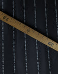 B*rberry Designerstoff – Deadstock Meterware Polyesterstoff Schwarz mit Weißem Logo | 150 cm | M1X4X6