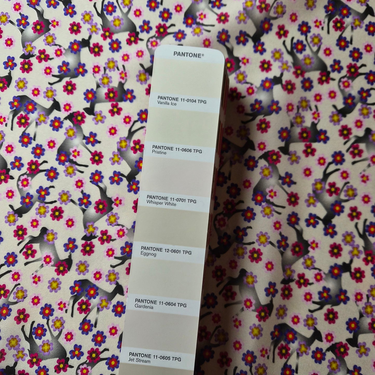 Satin · Seide · Floral · Pink und Rottöne · 130 cm · 70 g/m² · Meterware