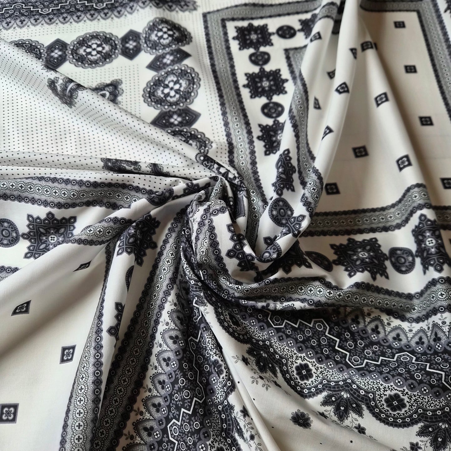 Poplin · Baumwolle · Bandana · Weiß und Schwarztöne · 45 cm × 150 cm · Panel