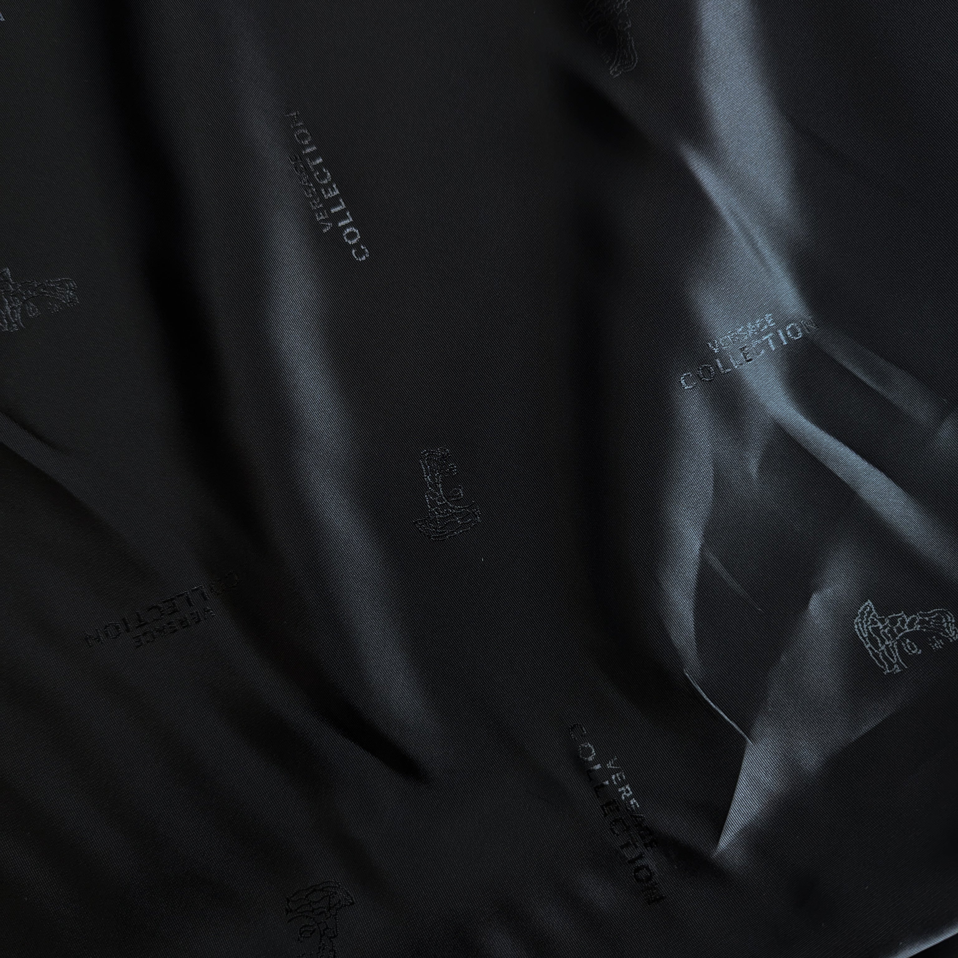 Deadstock Viskosefutterstoff, V*rsace C*lllection – Schwarz Logo (Breite 145 cm) (M6X2X03)