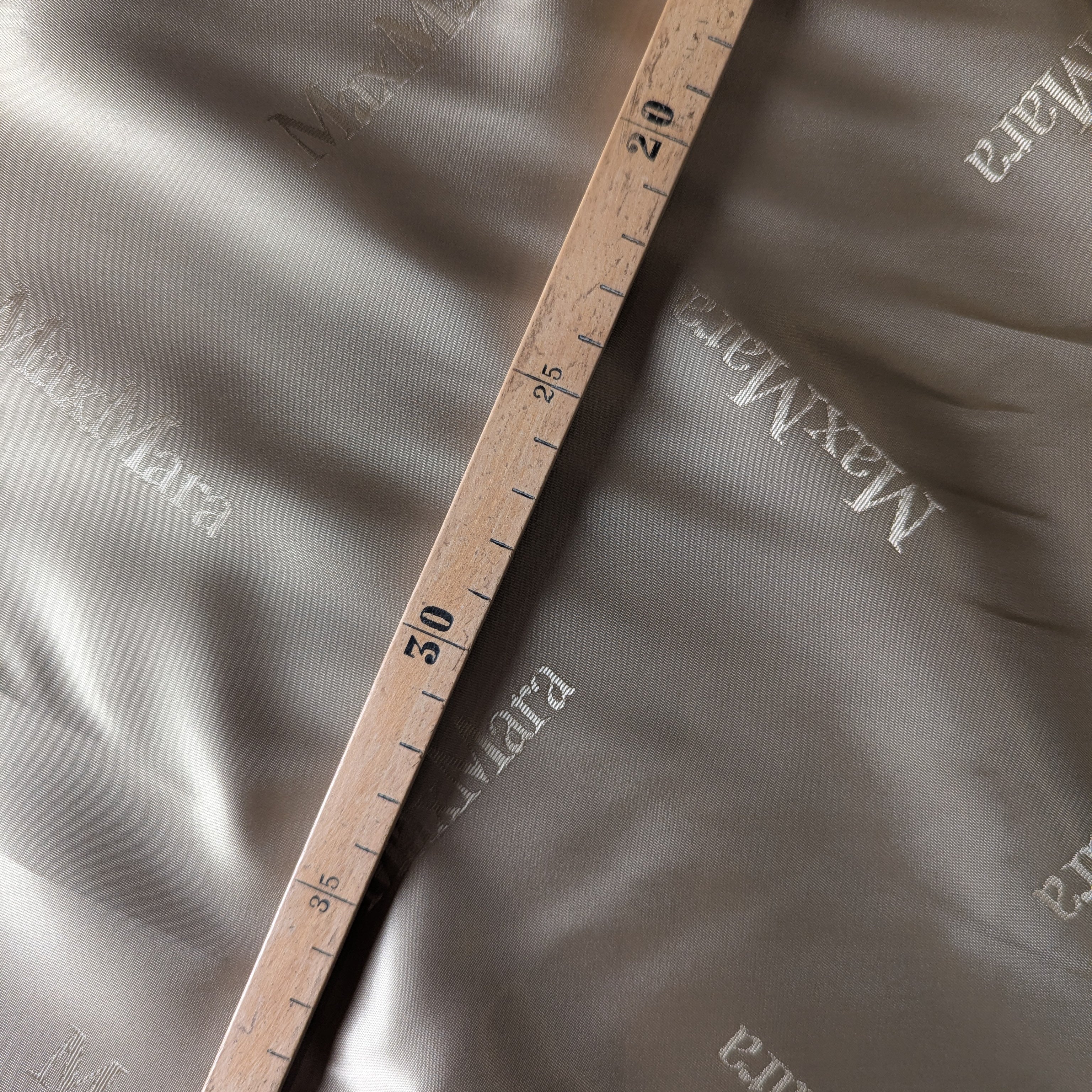 M*x M*ra Designerstoff – Deadstock Viskosefutterstoff in Basisfarbe Pantone Beige Logo Print | 140 cm | M6X2X01