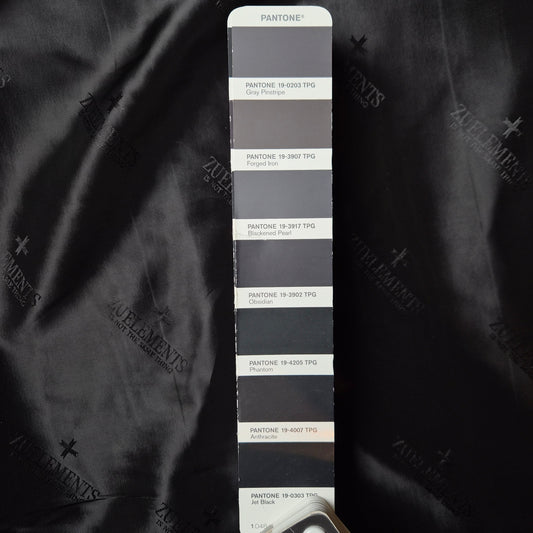 Meterware · Futterstoff · Viskose · Logo · Pantone Phantom · 145 cm · 90 g/m²