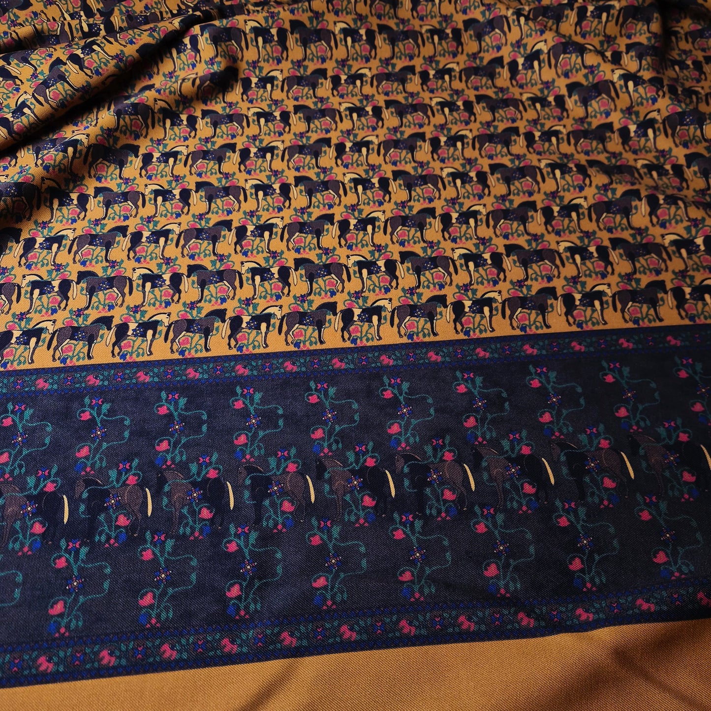 Meterware · Twill · Wolle, Seide · Bildmotiv Pferde · Pantone Thai Curry · 150 cm · 250 g/m²