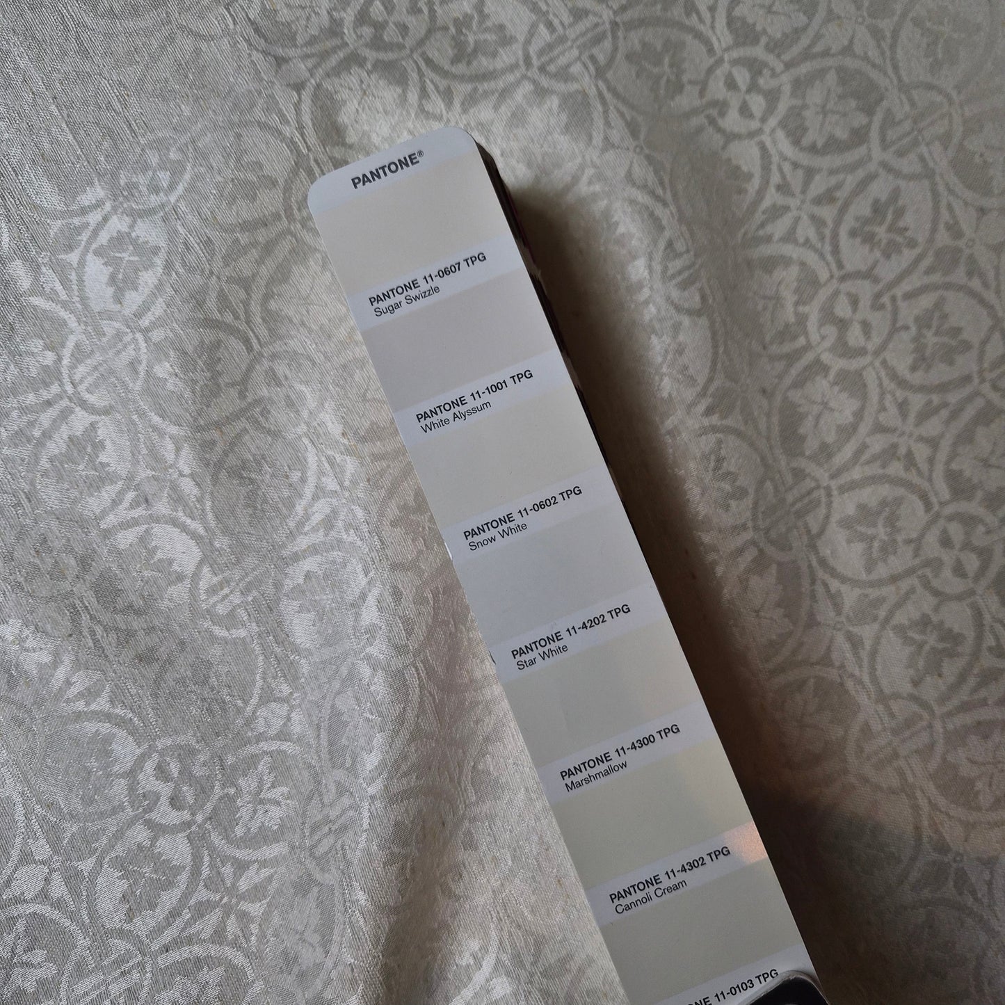 Jacquard · Seide · Ornament · Pantone Star White · 120 cm · 110 g/m² · Meterware
