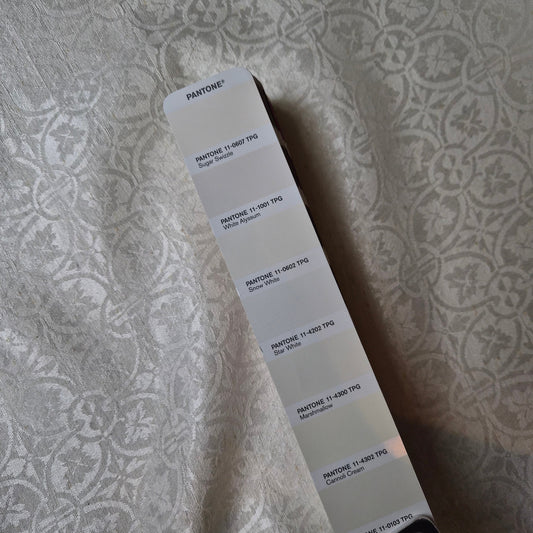 Jacquard · Seide · Ornament · Pantone Star White · 120 cm · 110 g/m² · Meterware