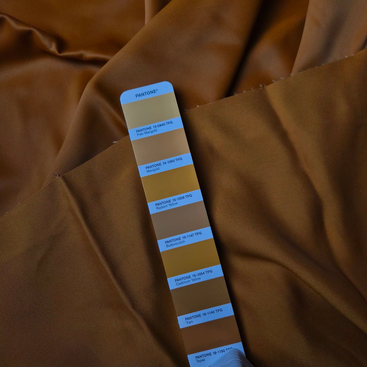 Einzelstück · Garbadine · Viskose · Pantone Cadmium Yellow · 160×150 cm