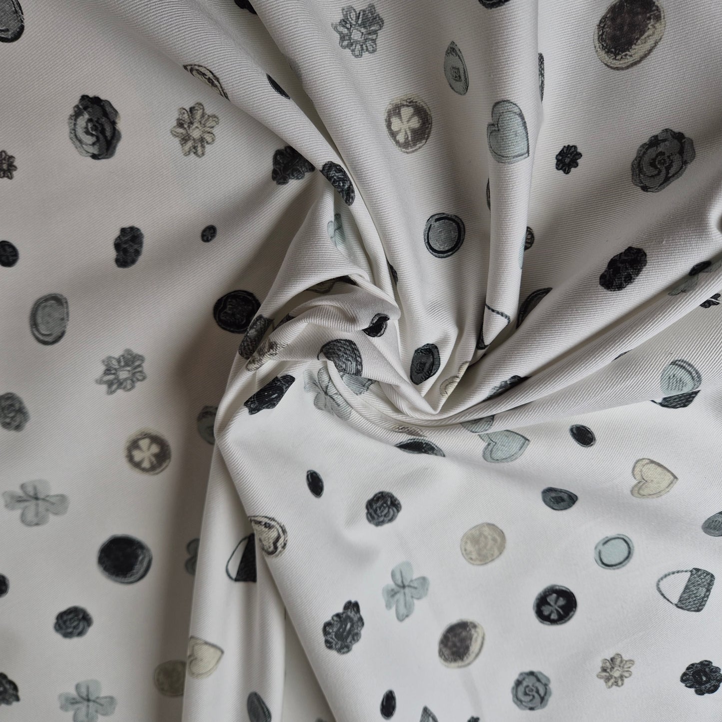 Meterware · Denim, Baumwolle, Pantone Bright White, Taschen und Herzen · 155 cm 230g/m2