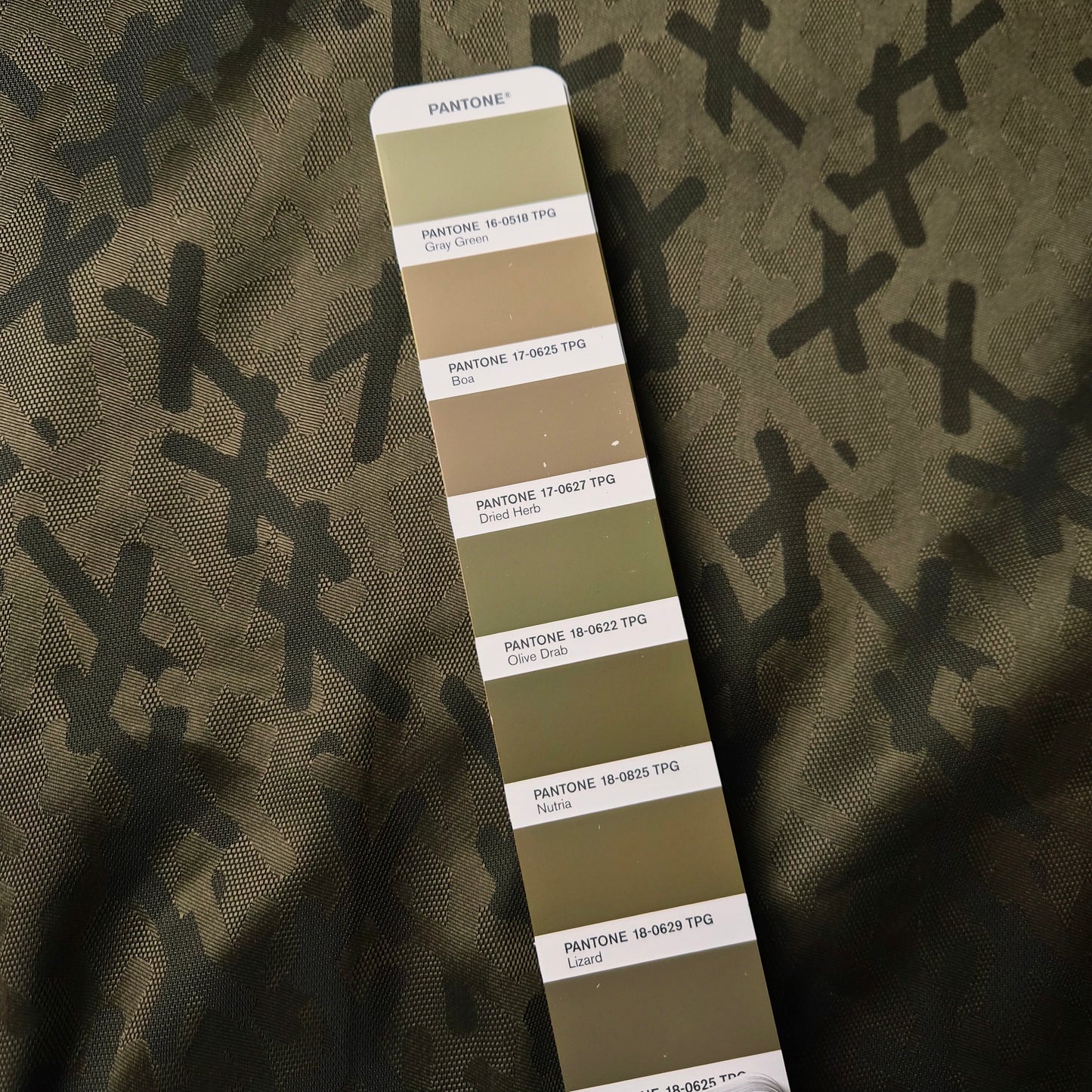Jacquard · Polyester · Abstrakt · Pantone Lizard · 145 cm · 140 g/m² · Meterware