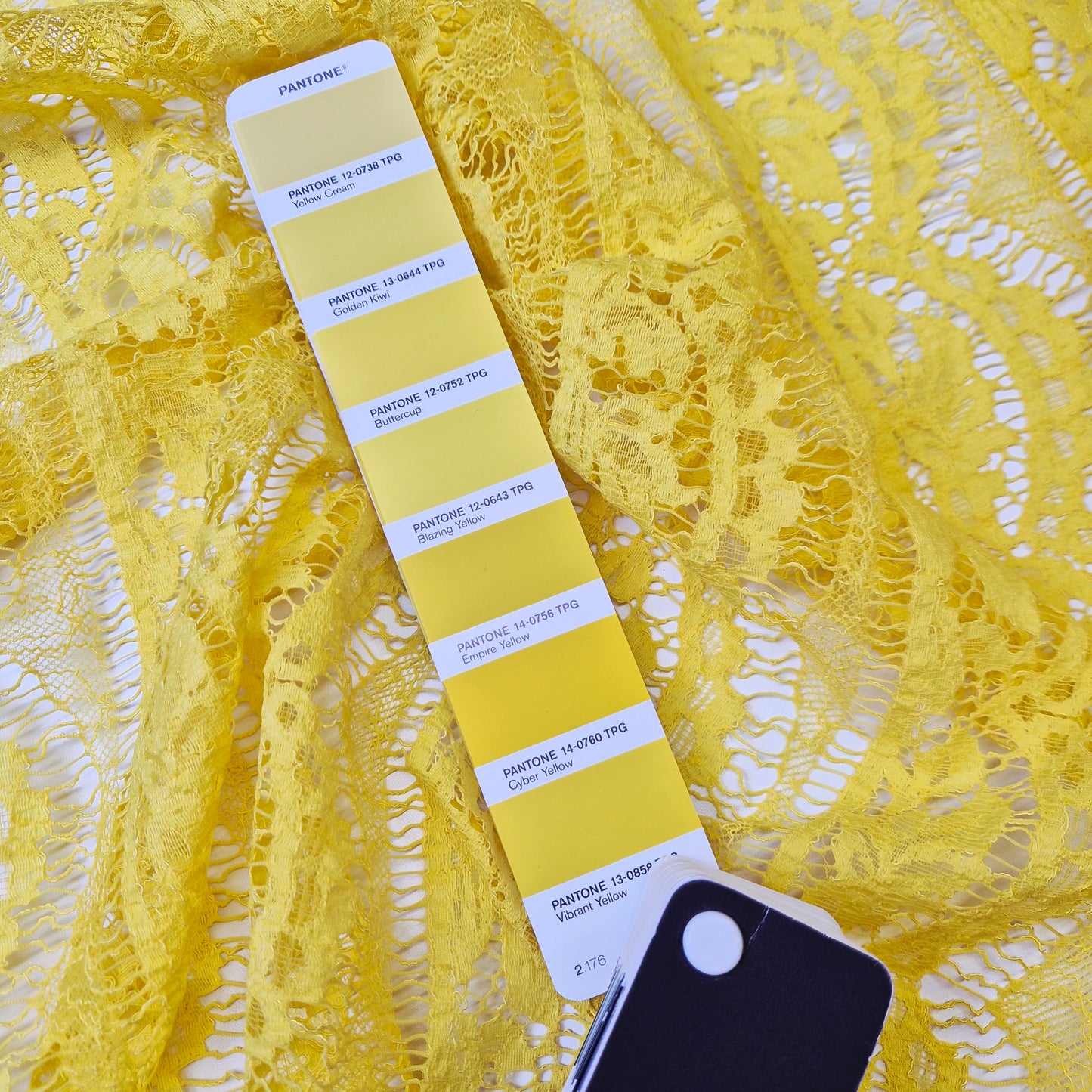 Polyester, Spitze, Empire Yellow · 145 cm 170g/m2