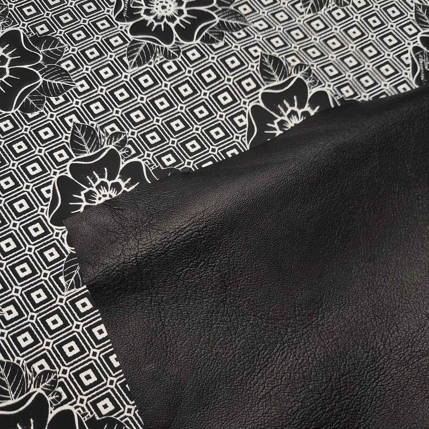 Einzelstück · Ziegenvelours · Leder · Vintage Druck · Weiß mit schwarzem Druck · DIN A3 quer