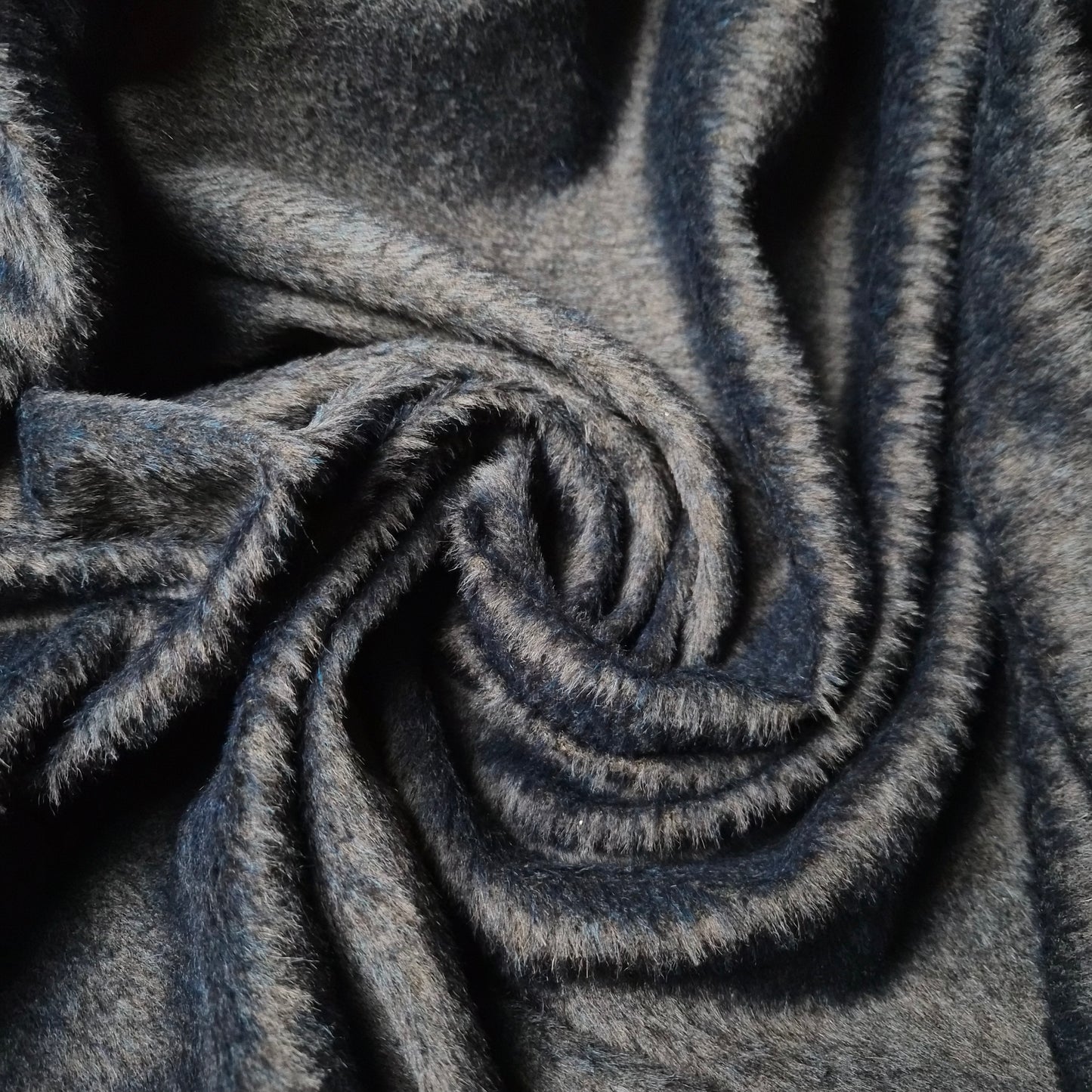 Einzelstück · Mantelstoff · Fuzzy · Wolle, Mohair, Polyester · Pantone Naval Academy · 245×155 cm