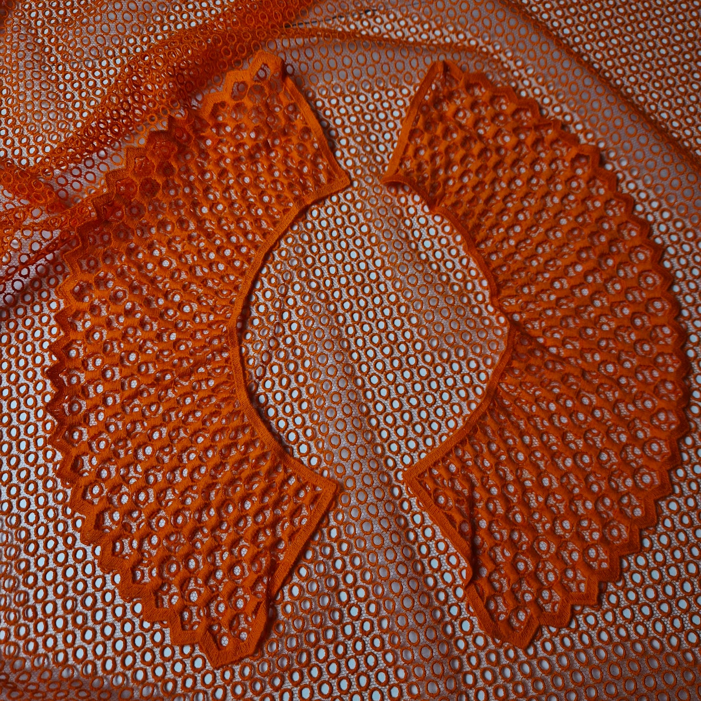 Spitze · Baumwolle · Geometrisch · Pantone Orange Tiger · 115 cm · Meterware